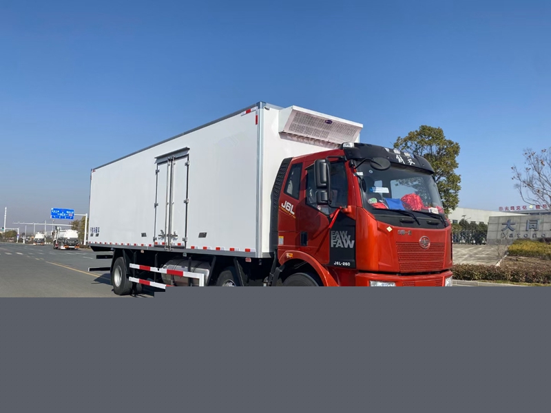 解放J6L小三軸9米6國六（天然氣）冷藏車