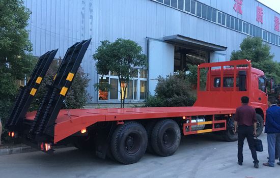 國(guó)五三環(huán)昊龍前四后八挖機(jī)平板車